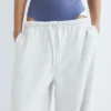 Weite Trainingshose mit verstellbarem Saum Weite Trainingshose mit verstellbarem Saum